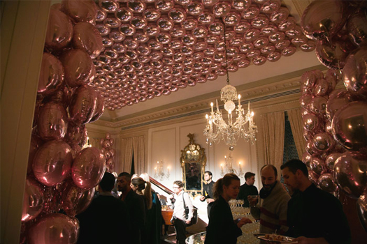 BALLOON-COVERED CEILING